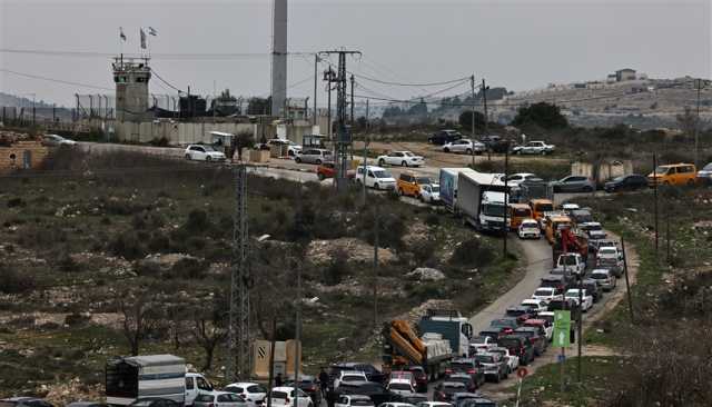 جحيم الحواجز الإسرائيلية يطوق حياة الفلسطينيين في الضفة الغربية