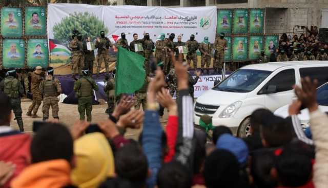 صور| طوعاً أم غصباً..رهينة إسرائيلي يقبل رأس مسلحين من حماس في غزة