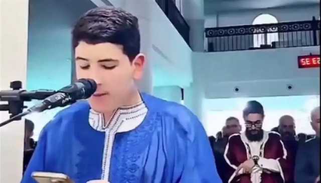 مشهد يثير جدلاً واسعاً.. شاب يؤم المصلين بالتراويح ويتابع 'تيك توك' بالمحمول