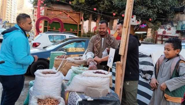 قصة بائع مصري يجلب نكهة أسوان إلى موائد الإسكندرية برمضان