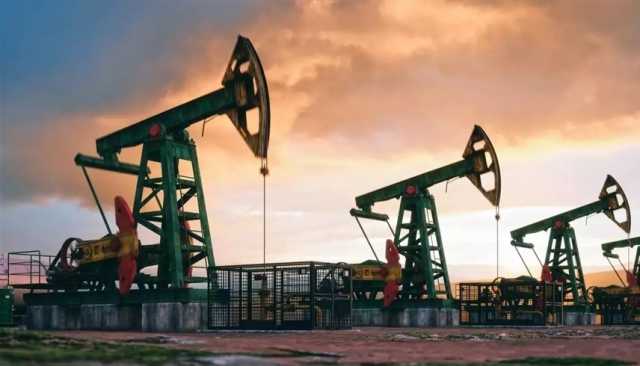 النفط يرتفع مع عدم التأثر بزيادة المخزونات الأمريكية