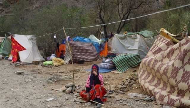 صور مؤثرة لزلزال المغرب.. عائلات تبيت في العراء والقليل في الخيام