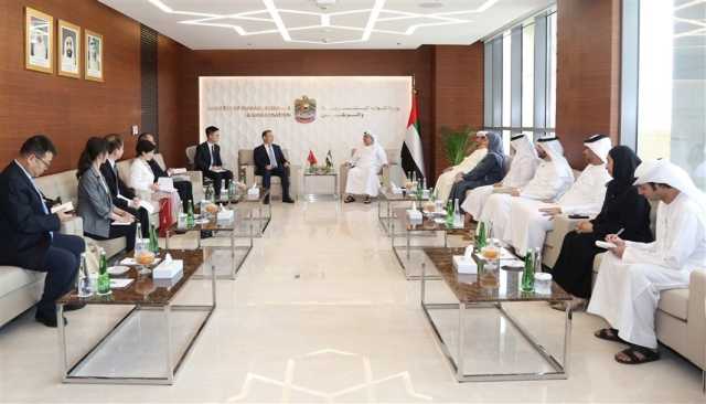 الإمارات والصين تبحثان تعزيز التعاون في العمل وتنمية الموارد البشرية