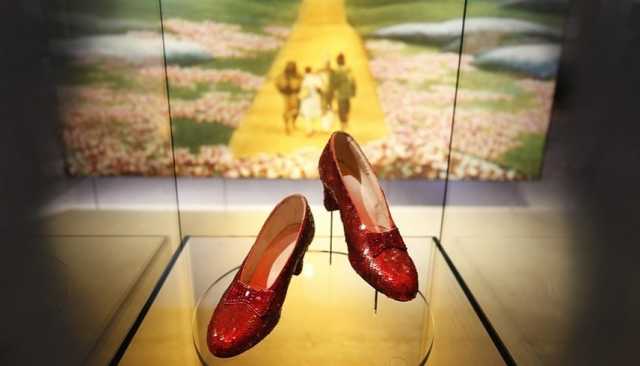 أمريكي يعترف بسرقته الحذاء الأحمر الشهير من فيلم 'ذي ويزرد أوف أوز'