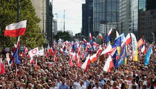 مليون شخص يتظاهرون في بولندا قبل أسبوعين من الانتخابات