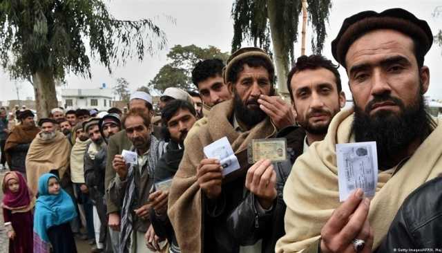 باكستان تأمر الأفغان المقيمين بشكل غير قانوني بمغادرة البلاد