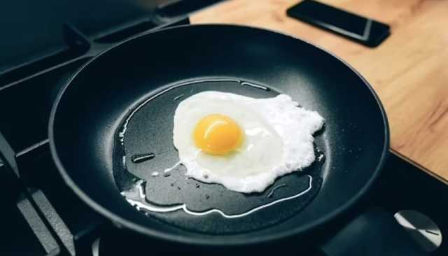 طريقة ذكية لقلي البيض في أقل من دقيقتين بدون زيت أو مقلاة