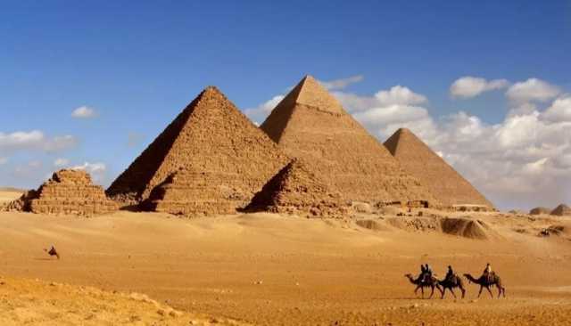 إيلون ماسك يعترف بأن أهرامات مصر القديمة 'تذهل عقله'