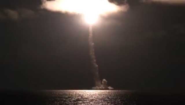 أطلق من غواصة نووية.. روسيا تختبر صاروخاً باليستياً عابر للقارات
