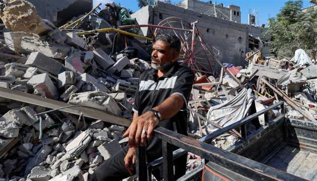 فلسطيني يبكي فقد 3 أجيال من عائلته في الحرب