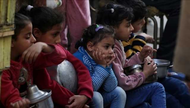 سكّان غزّة يتناولون الحشائش لسدِّ الجوع