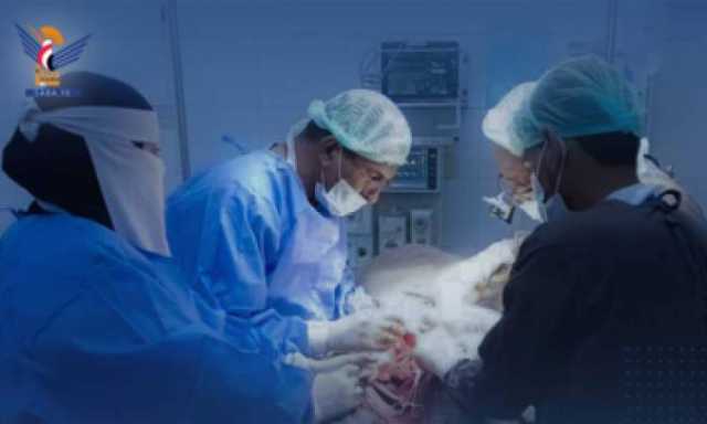 نجاح عمليات تدخل جراحي نادرة لمريضين بمستشفى الثورة بالحديدة