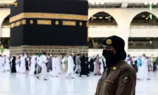 السعودية تعتقل مسنه  في الحرم لدعائها لغزة واليمن (فيديو)