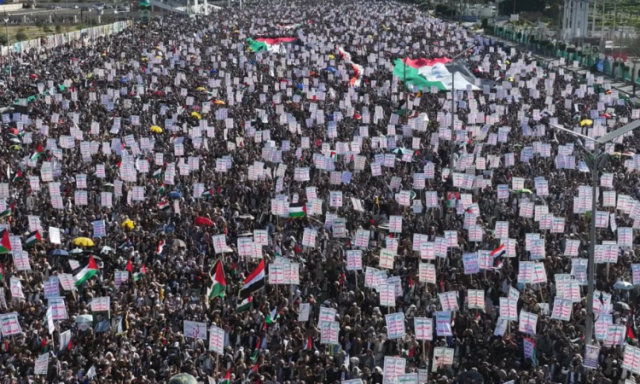 طوفان بشري بالعاصمة صنعاء في مسيرة” “مع غزة ملتزمون حتى النصر”