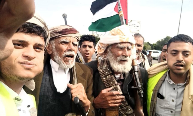 مسن يمني أصر على المشاركة في مسيرات دعم فلسطين