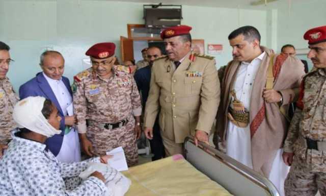 المفتش العام للقوات المسلحة يزور الجرحى في المستشفى العسكري بصنعاء