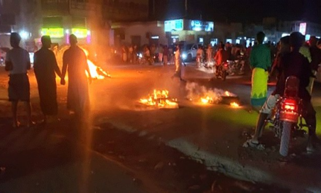 الاختجاجات تعزل أهم مدينة في عدن