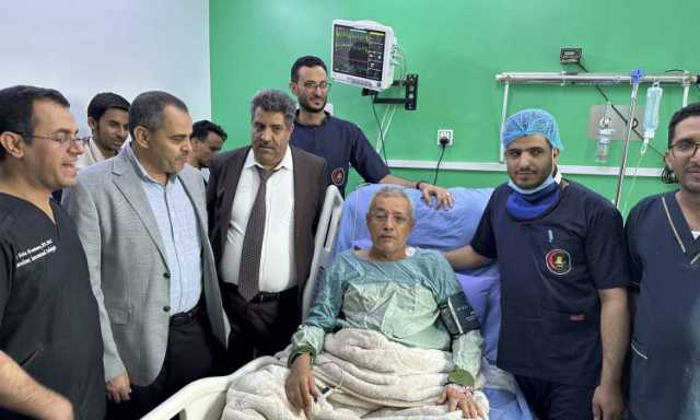 نشر صورة لوزير يمني حول حقيقة تعافيه من احدى المستشفيات بصنعاء
