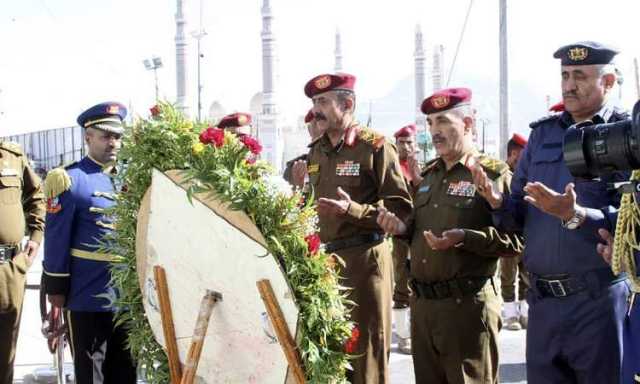 قيادات عسكرية يضعون إكليلا من الزهور على ضريح الشهيد الرئيس صالح الصماد