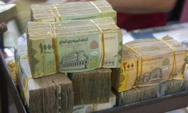 الدولار يتخطى 2200 ريال في المناطق المحتلة