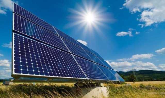 تحويل المؤسسات الحكومية للعمل بالطاقة الشمسية مرهون بتنفيذ المالية للموزانة العامة