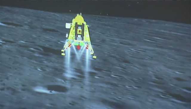 مسبار مهمة الفضاء الهندية يبدأ استكشاف القمر