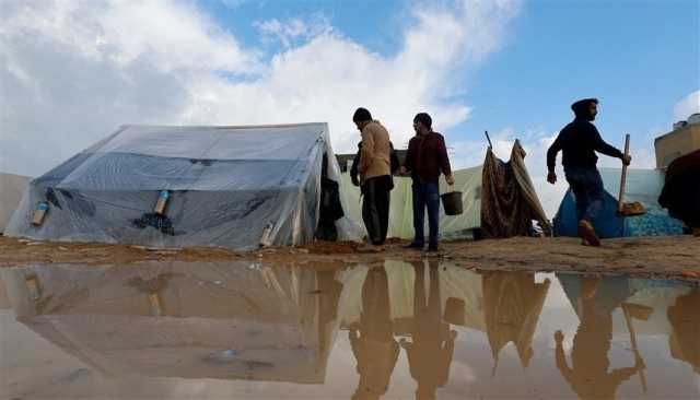الأمطار والأمراض تفاقم معاناة النازحين في غزة