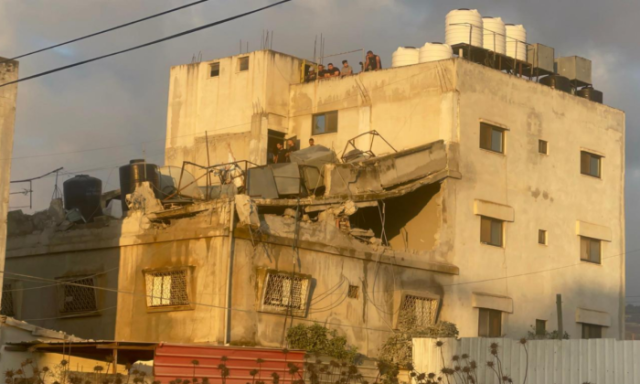 إصابة عشرات الفلسطينيين بمواجهات مع الجيش الإسرائيلي وتفجير منزل في نابلس (فيديو)