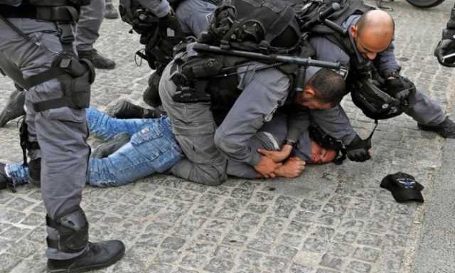 تنديد واسع.. الشرطة الإسرائيلية تنكل بفلسطيني وتطبع نجمة داوود على وجهه