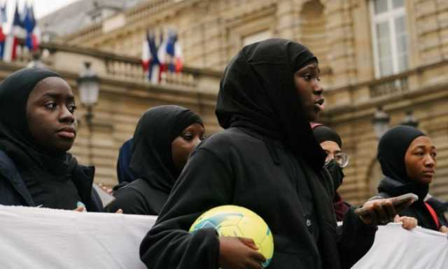 فرنسا تحظر ارتداء العباءة الإسلامية داخل المدارس