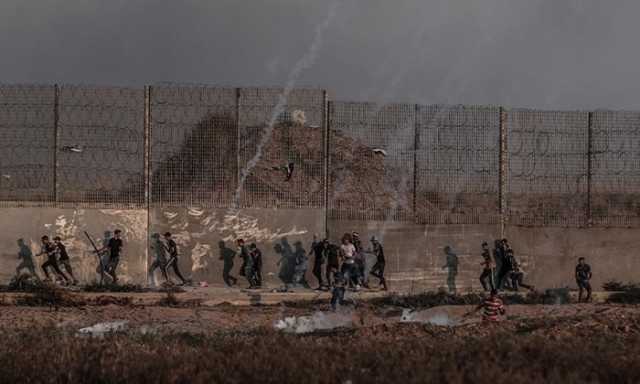 بالرصاص والغاز.. إسرائيل تفرق متظاهرين قرب سياج غزة
