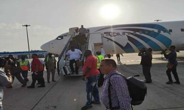 هبوط أول طائرة مسافرين مصرية في مطار بورتسودان بالسودان (فيديو)