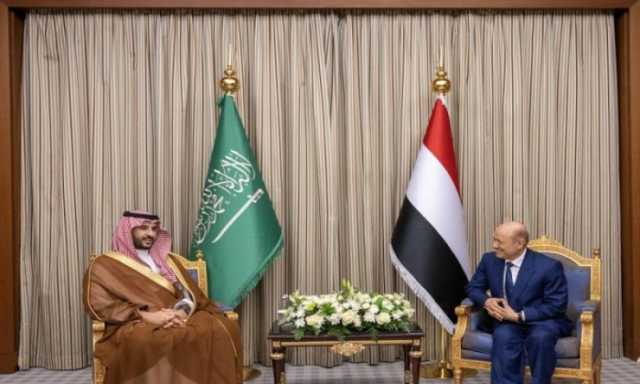 وزير الدفاع السعودي يبحث مع رئيس مجلس القيادة اليمني جهود إنهاء الحرب
