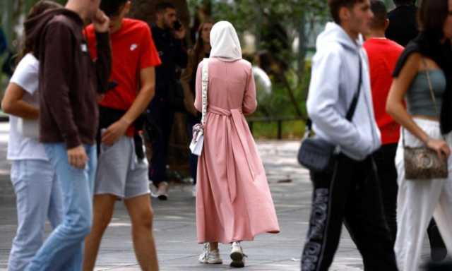 العنصرية تتسع.. هوس فرنسي بالسيطرة على أجساد النساء المسلمات