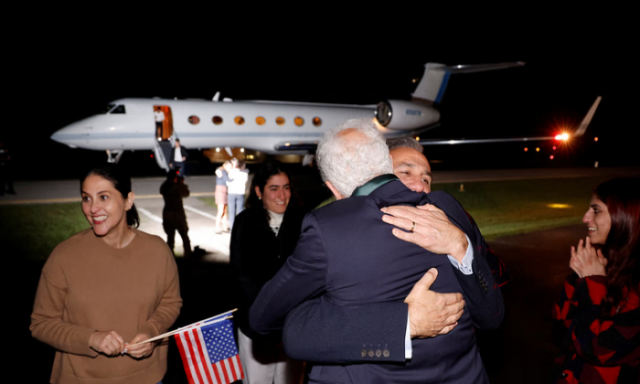 وصول طائرة الأمريكيين المفرج عنهم في إيران إلى الولايات المتحدة