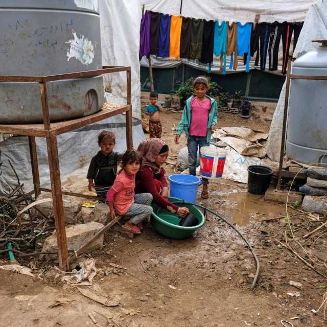 لندن تضع طالبي لجوء في بارجة راسية وتبرر.. ليست سجنا عائما!