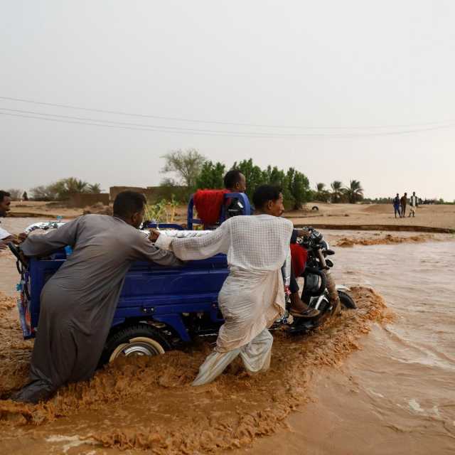 اشتباكات في أم درمان تجبر سودانيين على مغادرة منازلهم