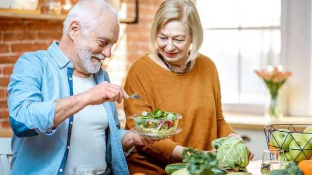 تعرض صحتهم للخطر.. تحذير لكبار السن من هذه الأطعمة