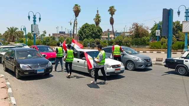 «المصريين الأحرار» بأسيوط يحتفل بذكرى 30 يونيو.. ورد وشيكولاته في الشارع