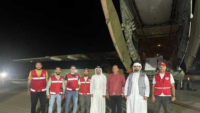 الهلال الأحمر المصري تستقبل طائرة مساعدات طبية إماراتية إلى فلسطين (صور)