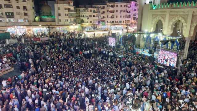 الآلاف في احتفالية الليلة الختامية لمولد السيد البدوي بطنطا (صور)