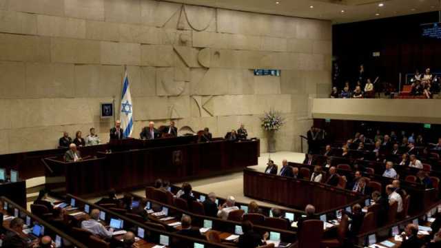 أزمة سياسية تضرب إسرائيل.. رئيس وزراء سابق يدعو لمحاصرة الكنيست