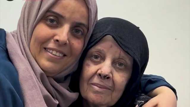 «سعدية» تبكي في حضن ابنتها بغزة: فكروني استشهدت بعد قصف داري