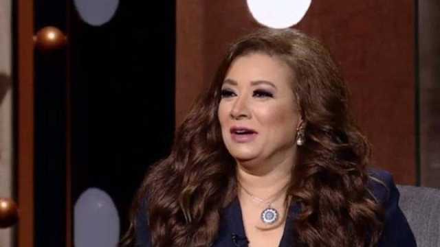 الفنانة انتصار تظهر بالعباءة السوداء.. والجمهور يتساءل عن السبب