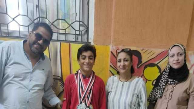 الطالب ياسين أحمد يفوز ببطولة الإسكندرية للسباحة الحرة بالزعانف.. «قدوة لزملائه»