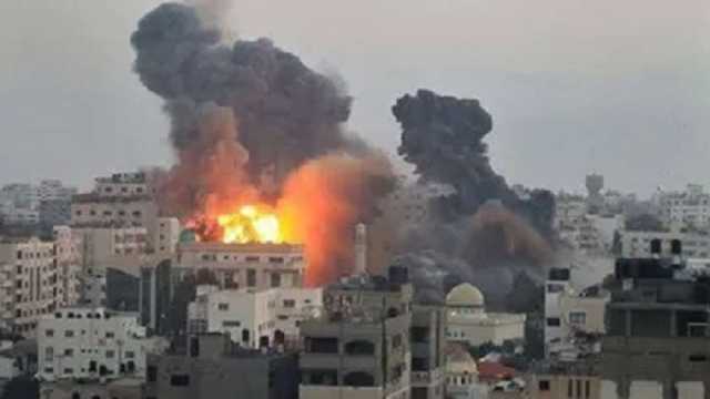 الاحتلال الإسرائيلي يشن غارة جوية عنيفة على شرق حي الزيتون في غزة