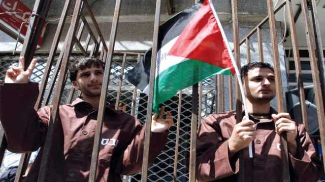 الاحتلال الإسرائيلي ينقل 39 أسيرا فلسطينيا إلى سجن معسكر عوفر تمهيدا للإفراج عنهم