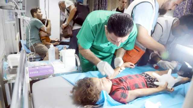 المرضى يواجهون الموت في مستشفيات غزة.. دفن 170 شهيدا بساحة «مجمع الشفاء»