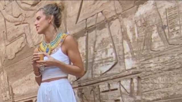 الممثلة الأمريكية أنالين ماكورد تزور معبد الكرنك: «أعشق مصر»