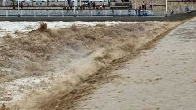 رعب الطقس يصل اليمن.. فيضانات وانهيارت صخرية في حضرموت والمهرة (فيديو)